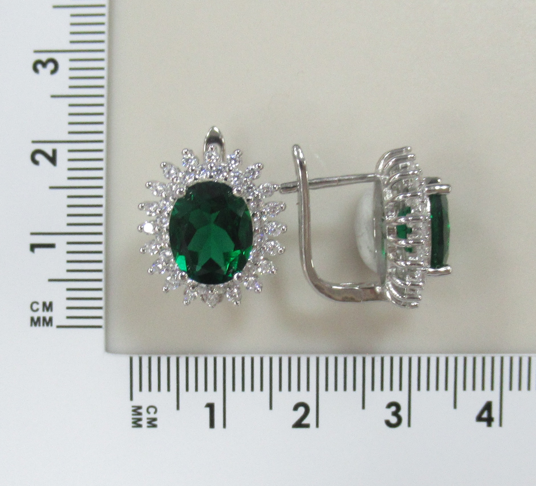 Серебряные серьги с выращенными изумрудами